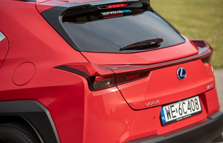 Lexus UX - światła