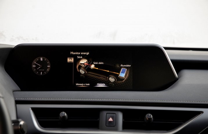 Lexus UX - ekran centralny