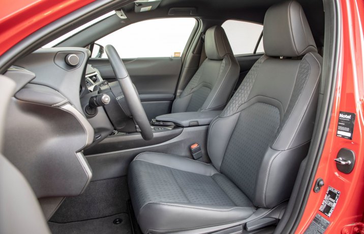 Lexus UX - fotele