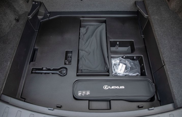 Lexus UX - pod bagażnikiem