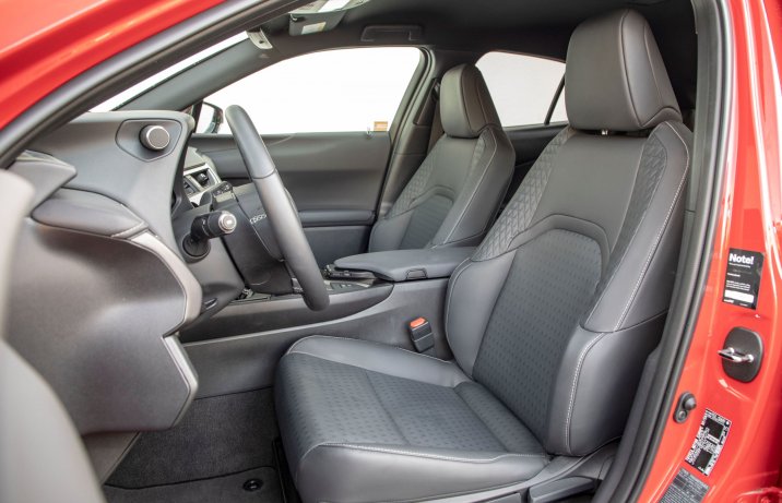 Lexus UX - fotele
