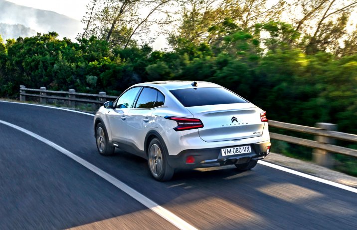 Citroën ë-C4 X – tył i bok w ruchu