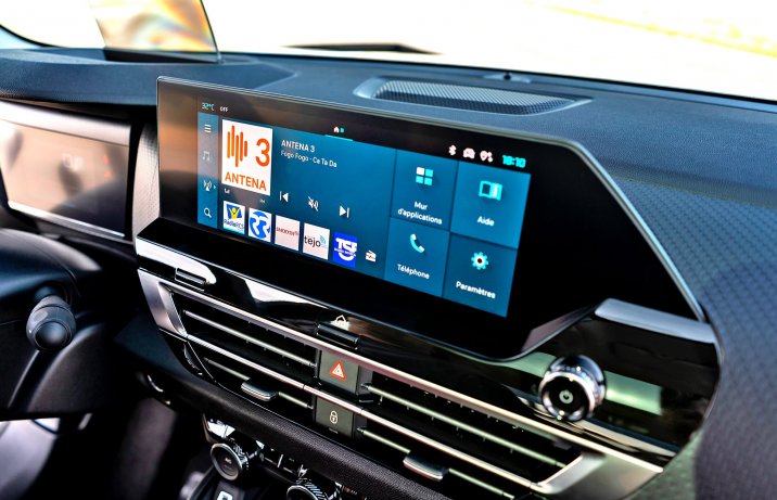 Citroën ë-C4 X – ekran centralny z systemem multimedialnym