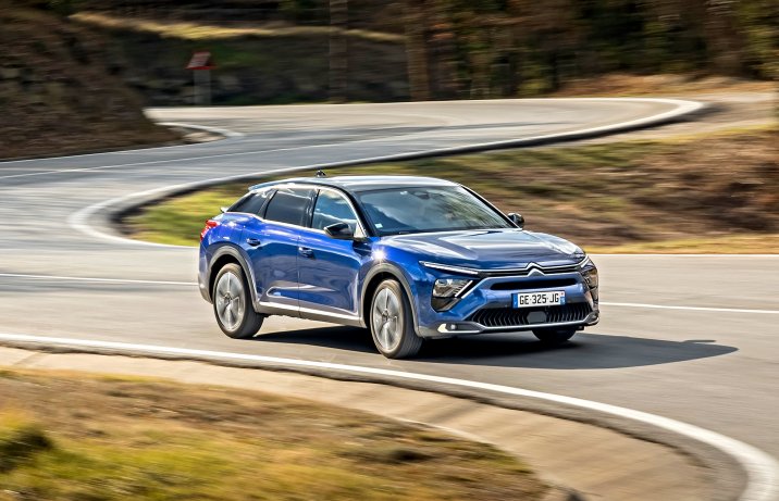 Citroën C5 X – przód i bok w ruchu na krętej drodze