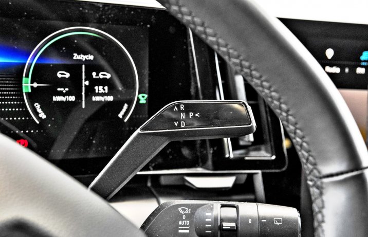 Renault Megane E-Tech (2022) – dźwignia zmiany kierunku jazdy