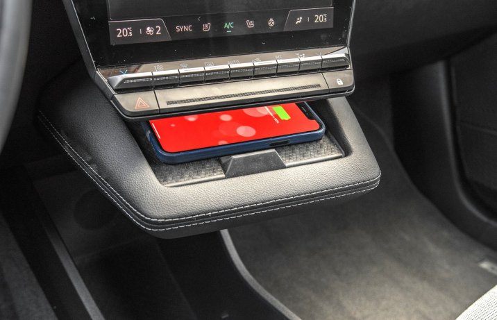 Renault Megane E-Tech (2022) – ładowarka indukcyjna dla smartfona
