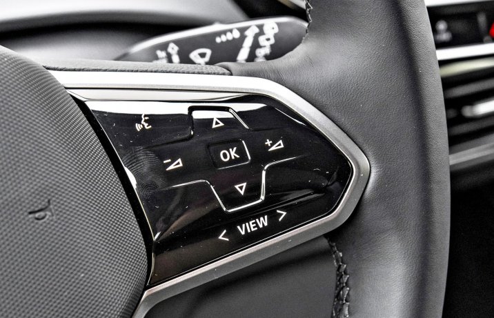 Volkswagen ID.3 (2022) – instrumenty na kierownicy