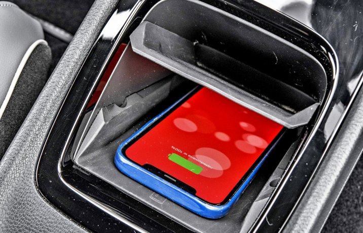Volkswagen ID.3 (2022) – ładowarka indukcyjna dla smartfona