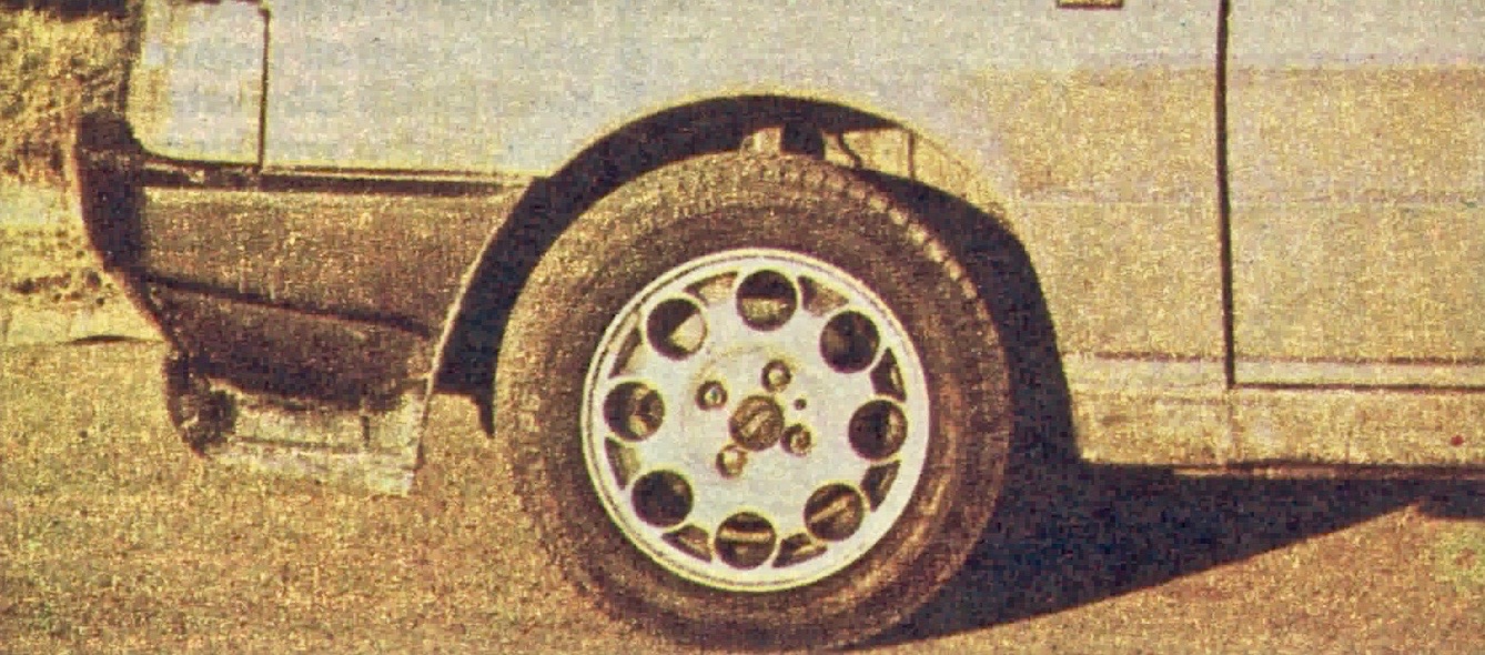 Fiat Uno Turbo - front wheel and spoiler