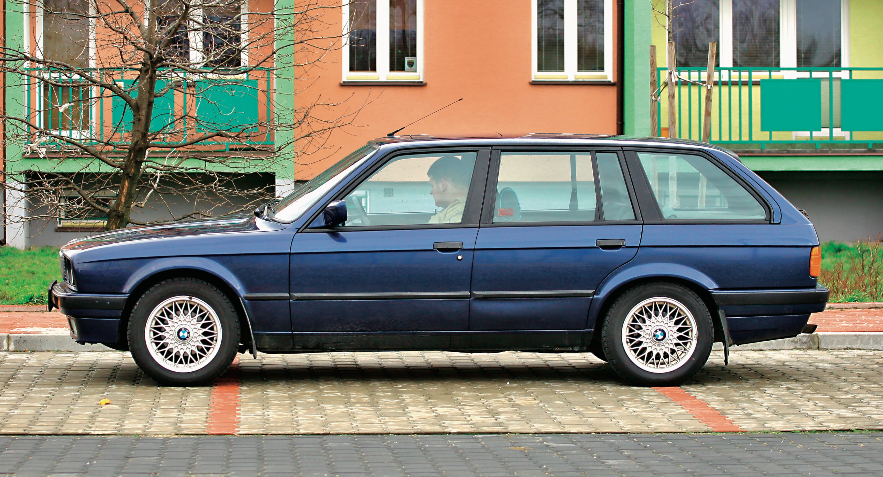 BMW serii 3 Touring E30 - bok