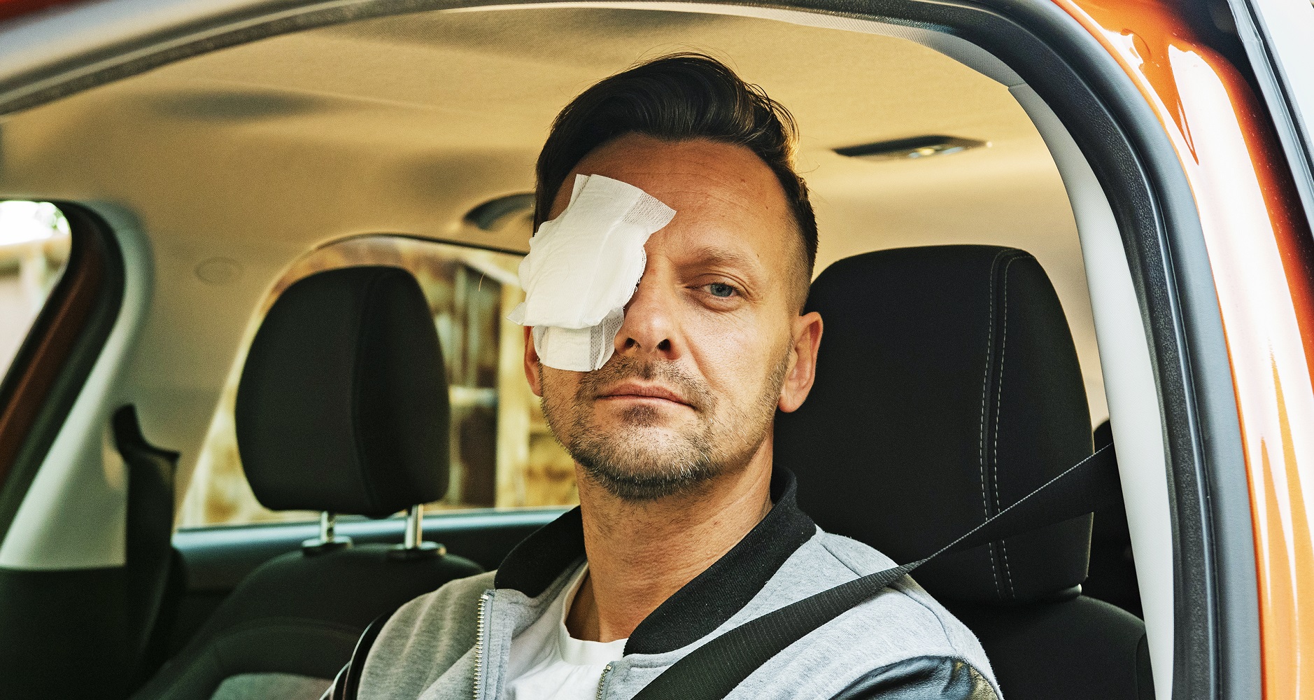 kierowca z opaska na oku