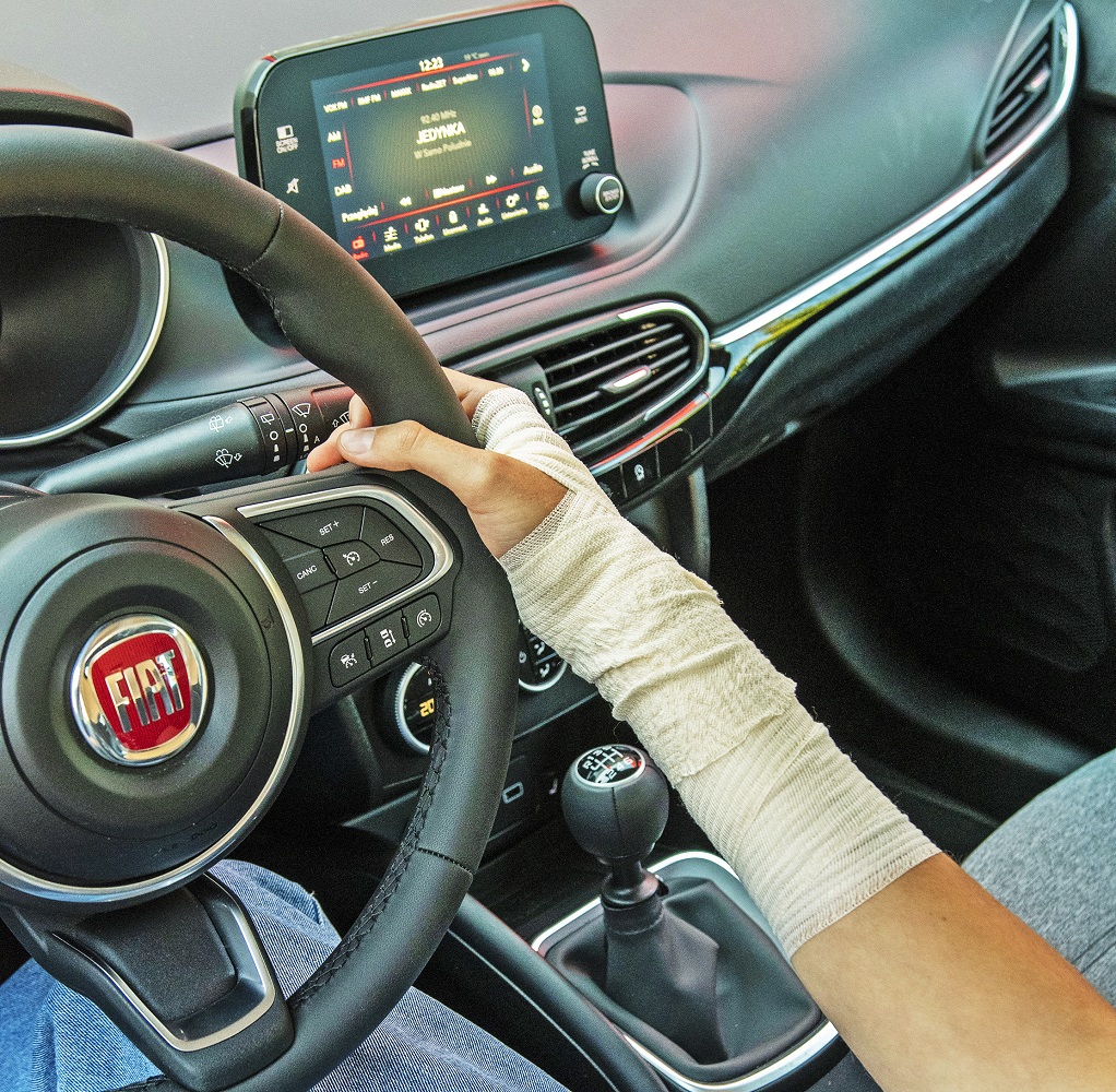 kierowca z bandazem na reku