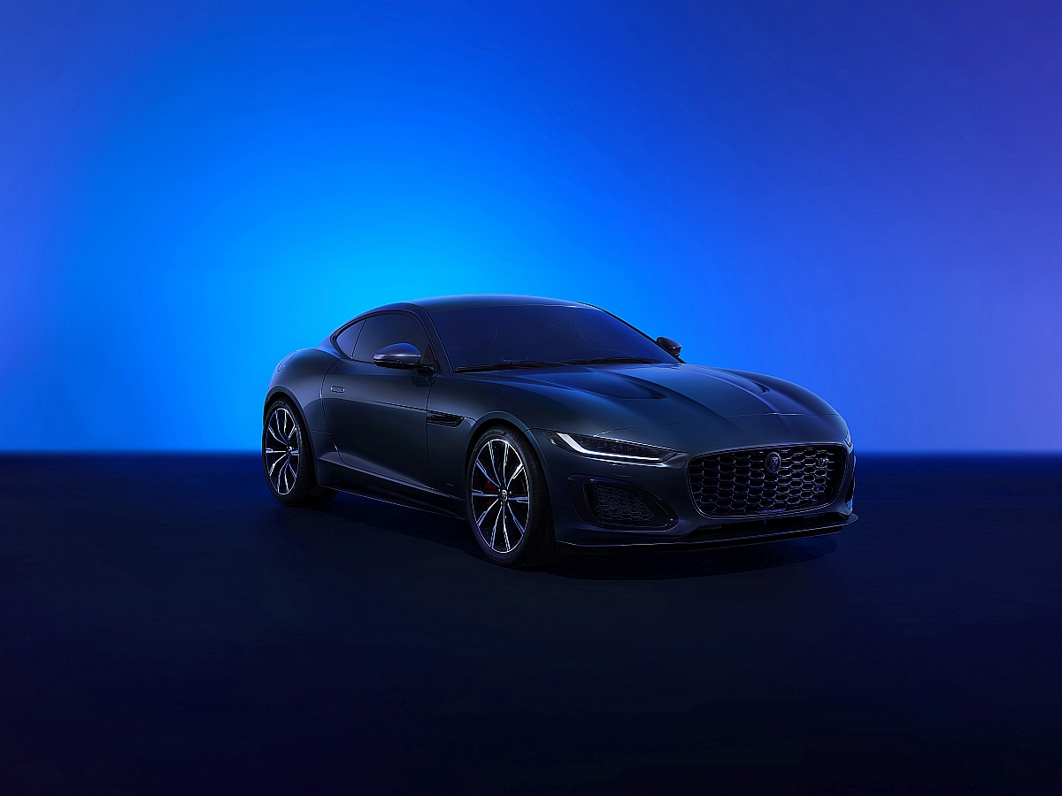 005_Jag_F-TYPE_24MY_Coupe_Exterior_Front_3Qr_021_111022