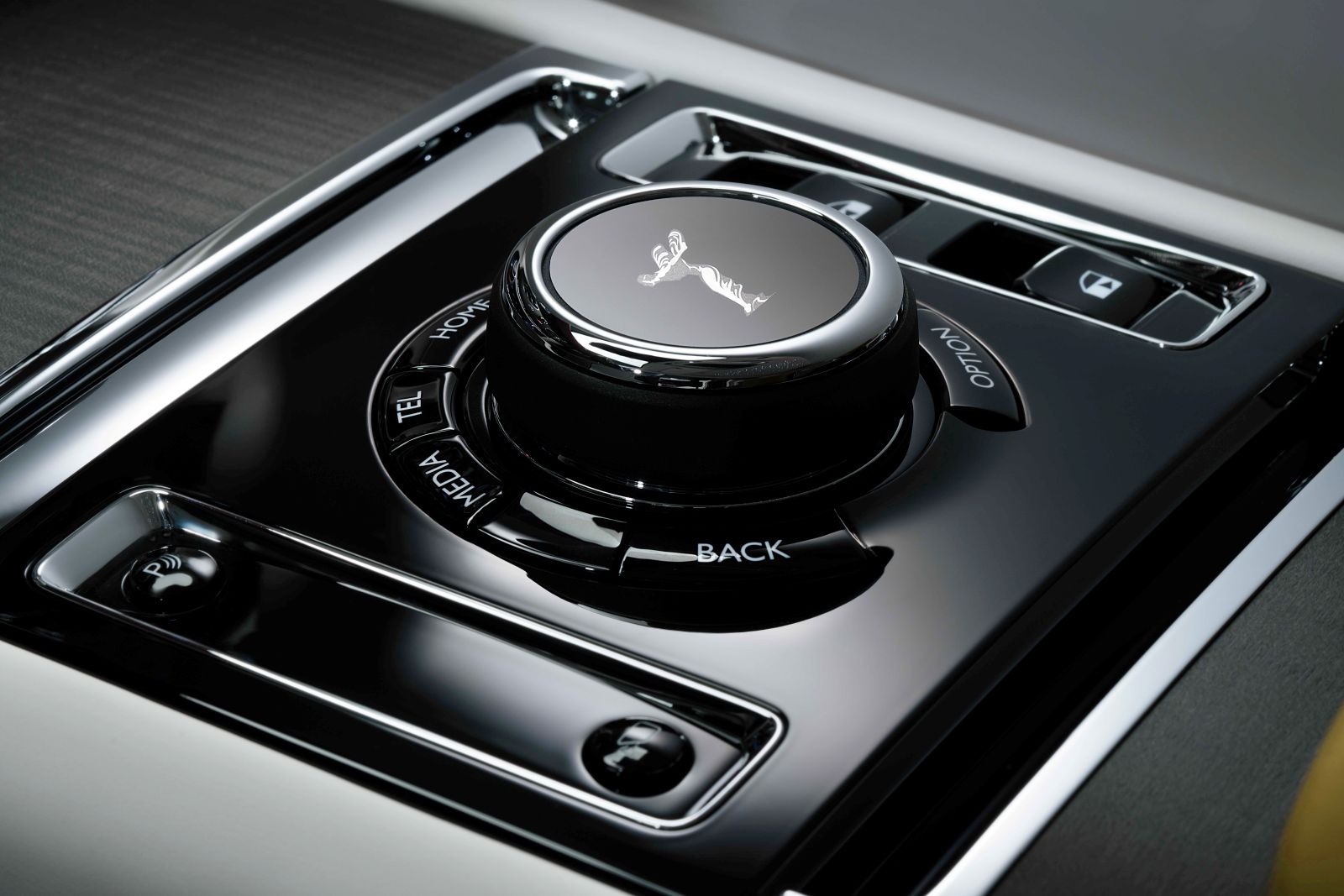 15_SPECTREUNVEILED–THEFIRSTFULLY-ELECTRICROLLS-ROYCE_ROTARYCONTROLLER