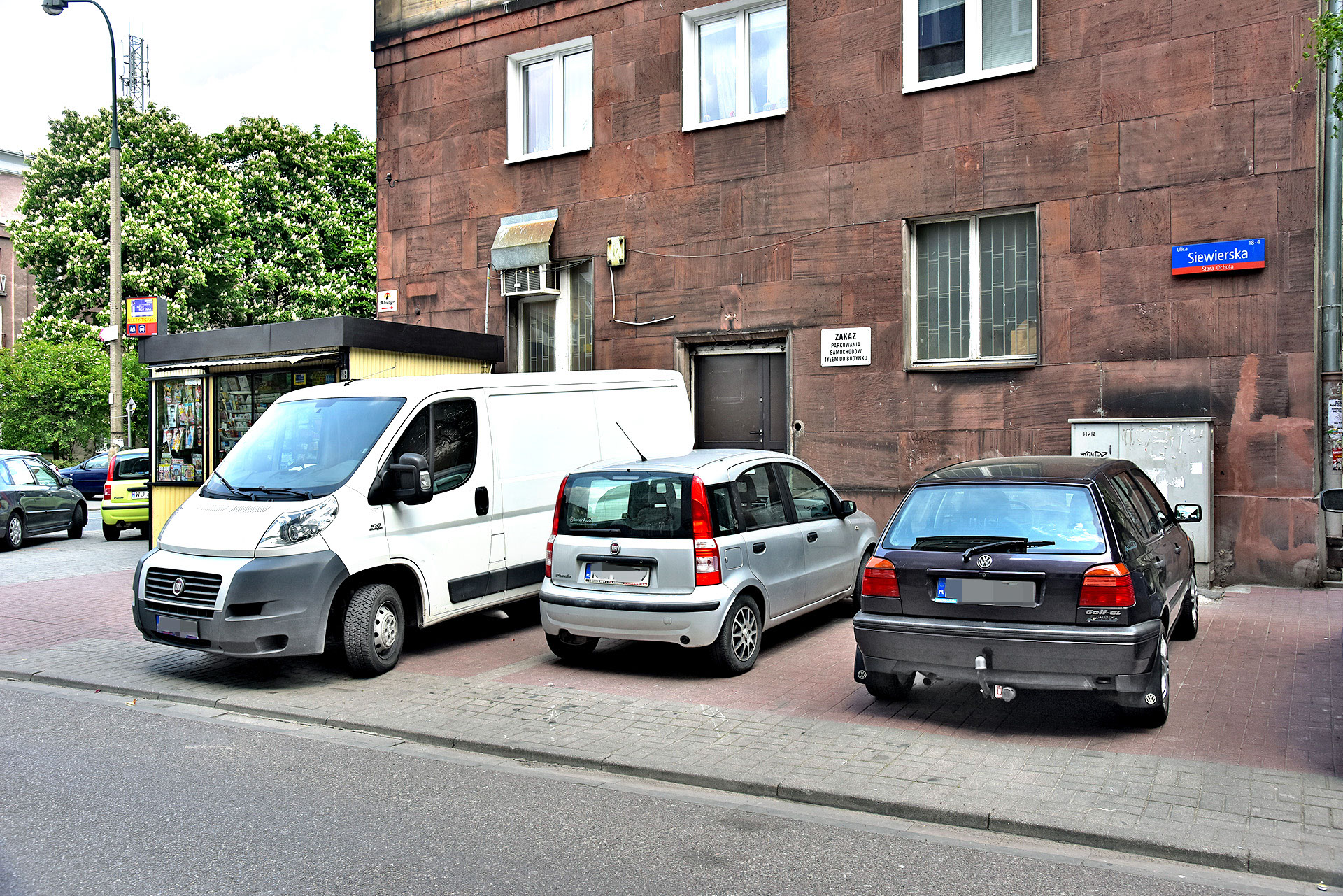 bus_posój_na_chodniku