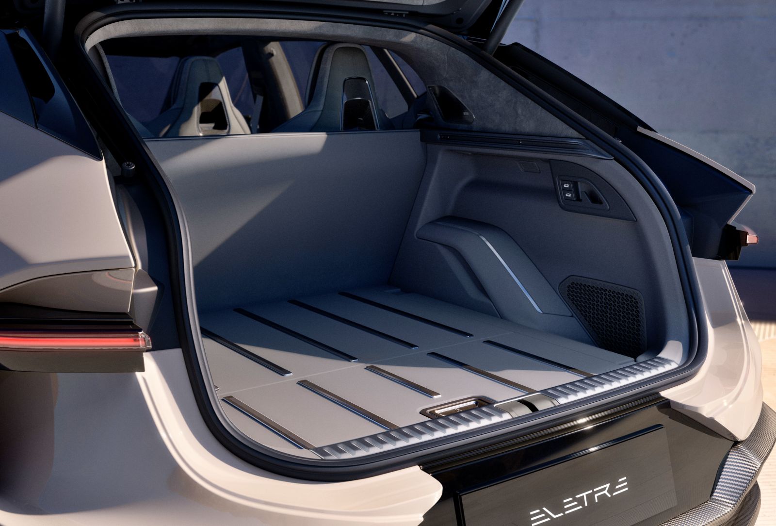 lotus_eletre_bagaznik