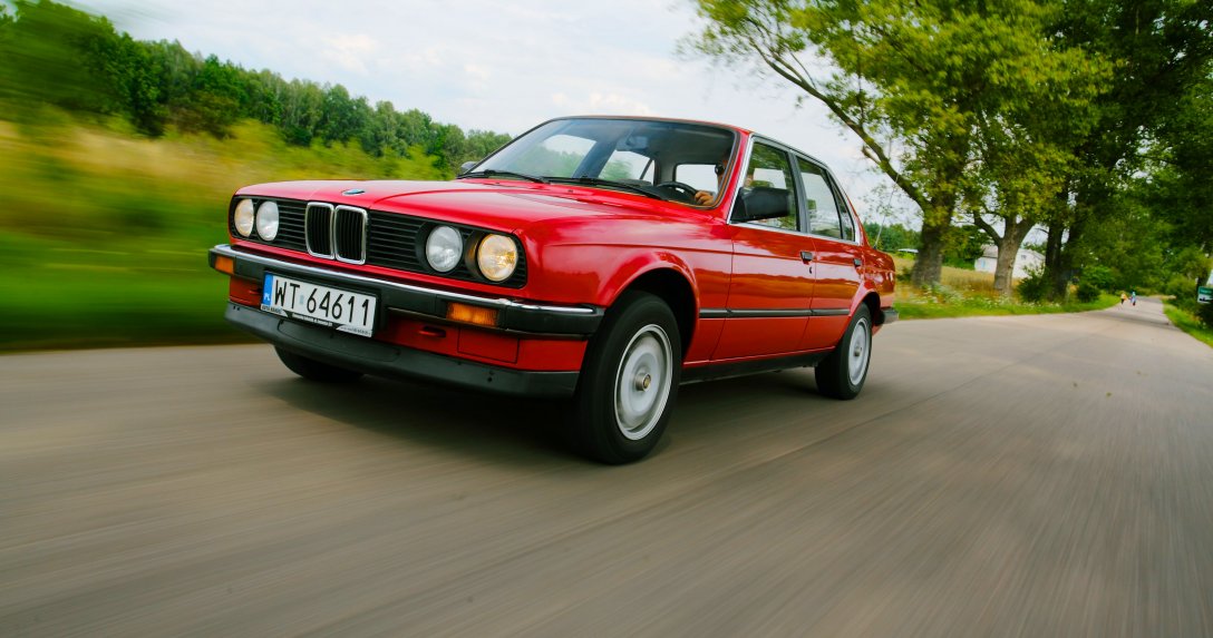 BMW serii 3 E30 – przód i bok w ruchu