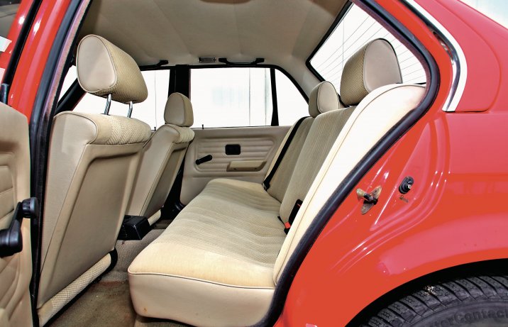 BMW serii 3 E30 – fotele z tyłu