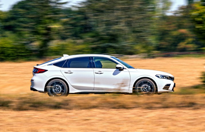 Honda Civic e:HEV - bok