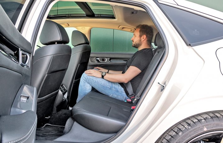 Honda Civic e:HEV - kanapa