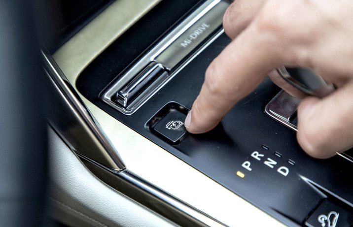 Mazda CX-60 2.5 e-Skyactiv PHEV 8AT AWD – przycisk ładowania akumulatora