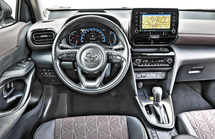 Toyota Yaris Cross - kokpit