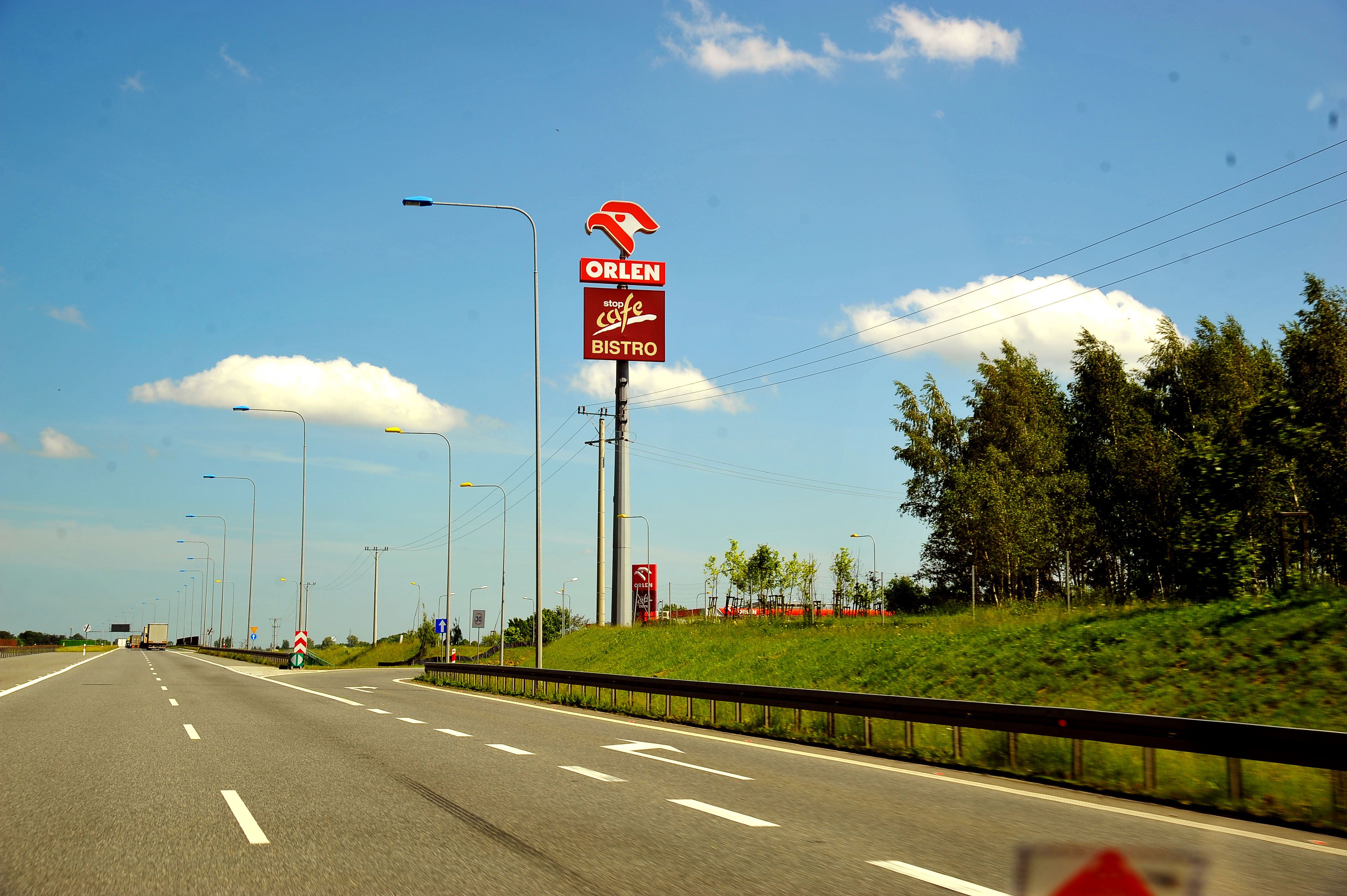 skrzyżowanie wjazd na stacje paliw orlen