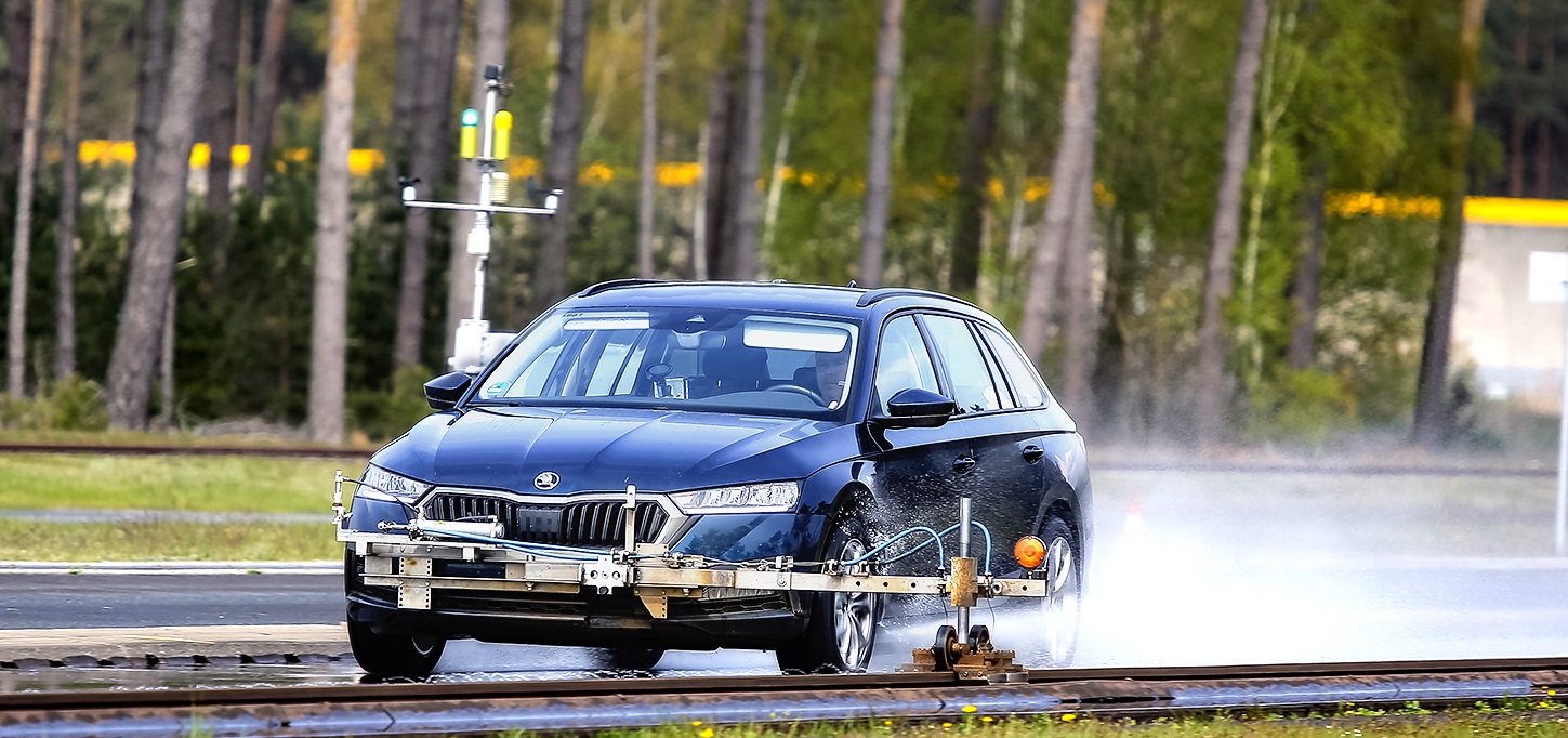 test opon_hamowanie na mokrym