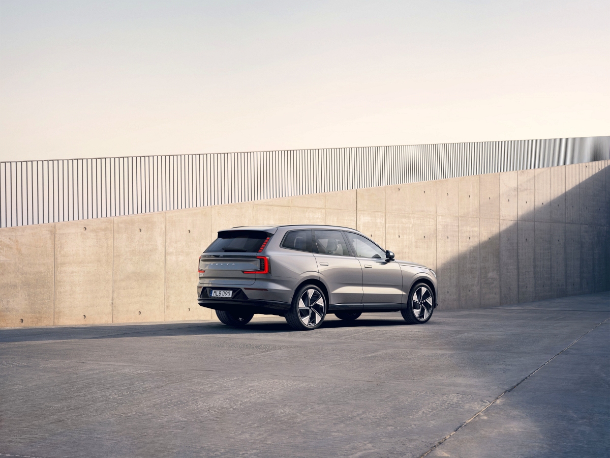 2023 Volvo EX90 (2)