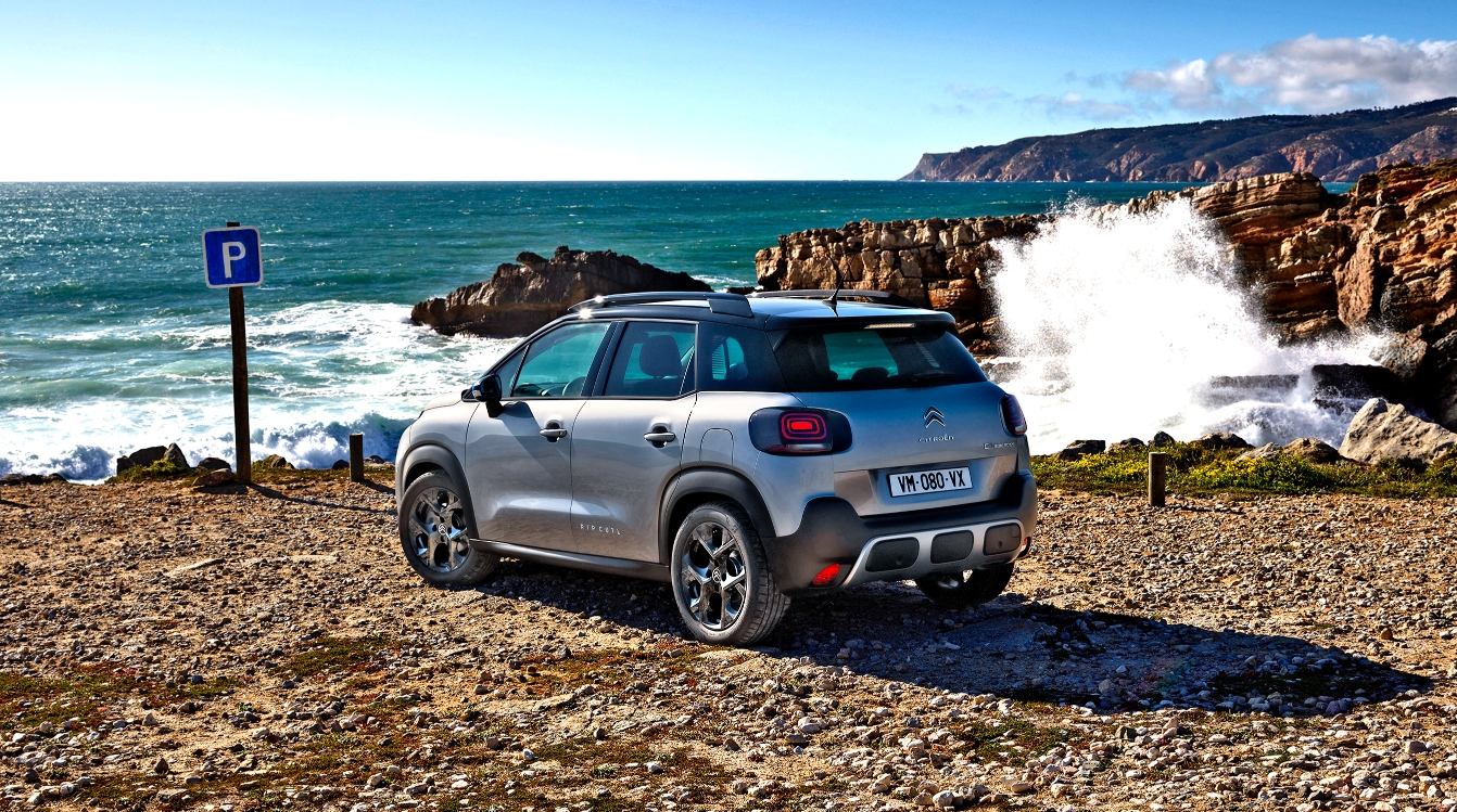 Citroen C3 Aircross tył i bok z morzem w tle