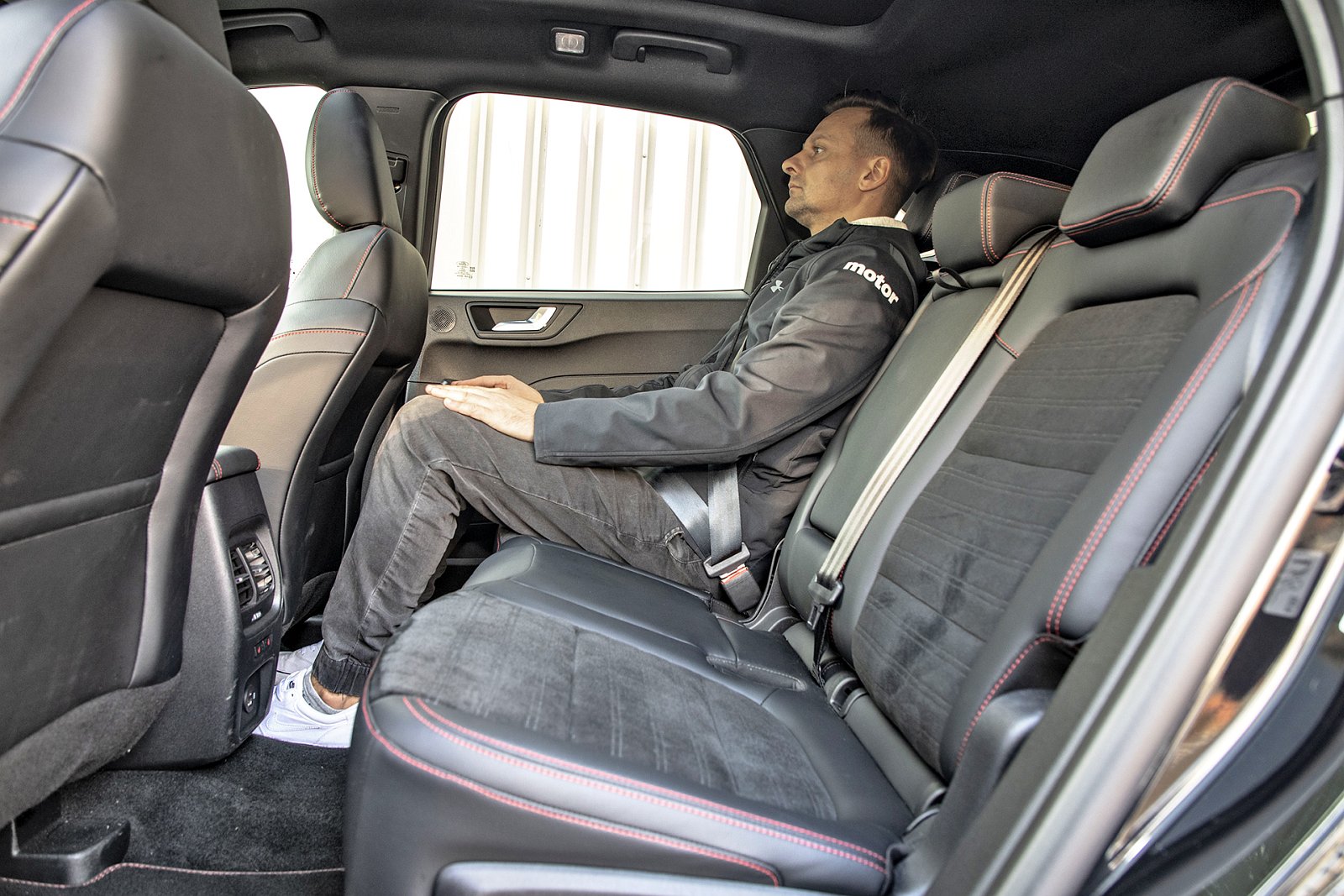 Ford Kuga 2.5 Hybrid test 2022 kanapa