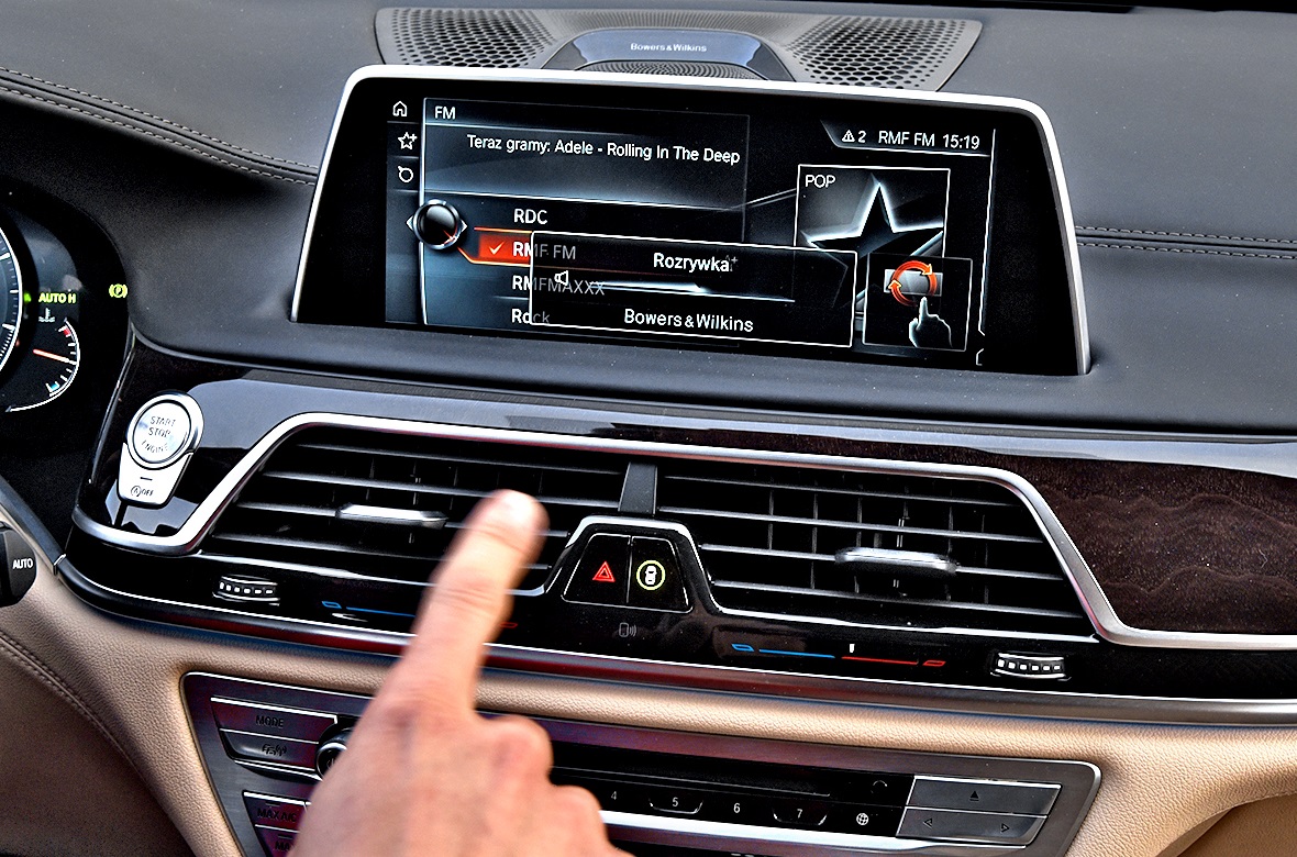 nawigacje samochodowe_sterowanie gestami