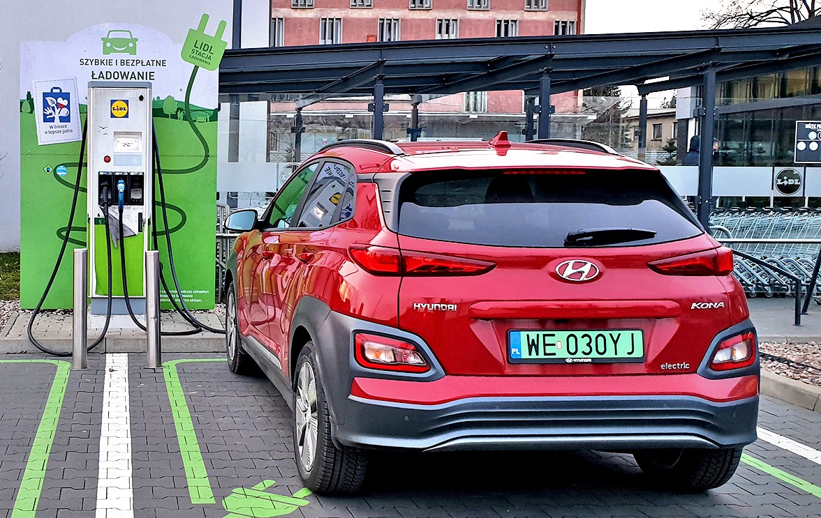 ładowanie auta elektrycznego