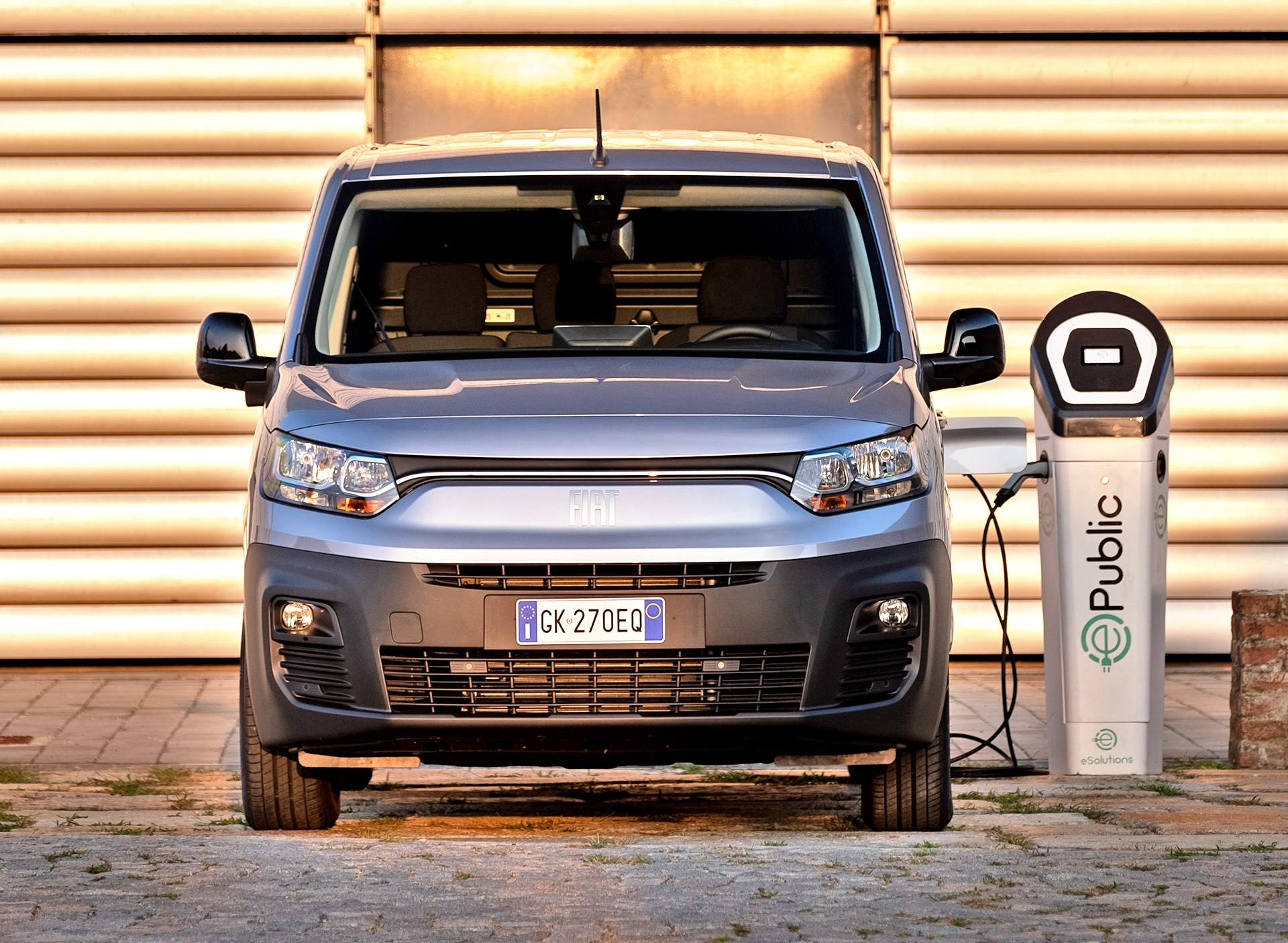 Nowy Fiat E-Doblo przod  poidczas ladowania