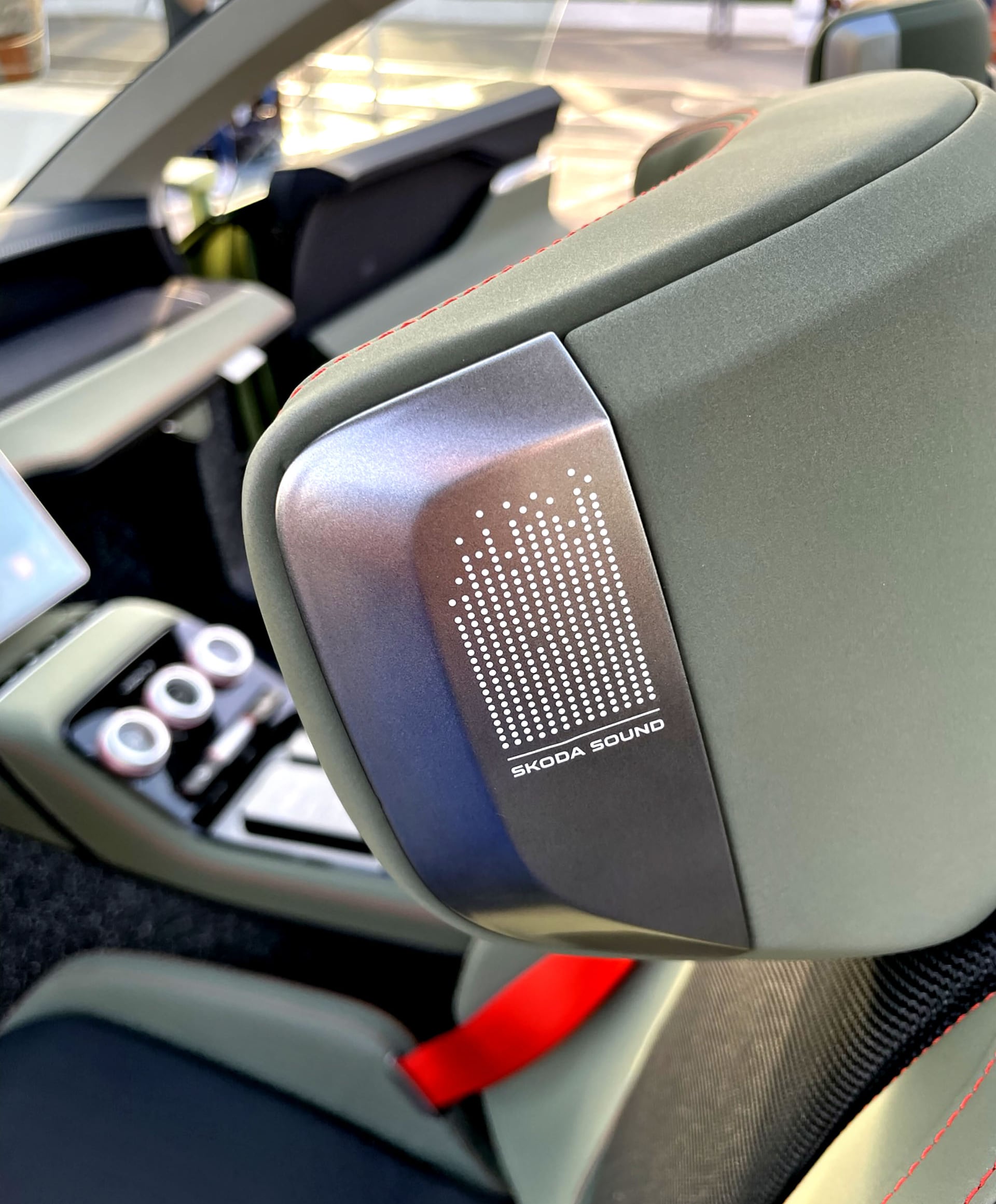 Skoda Vision 7S głośnik w zagłówku
