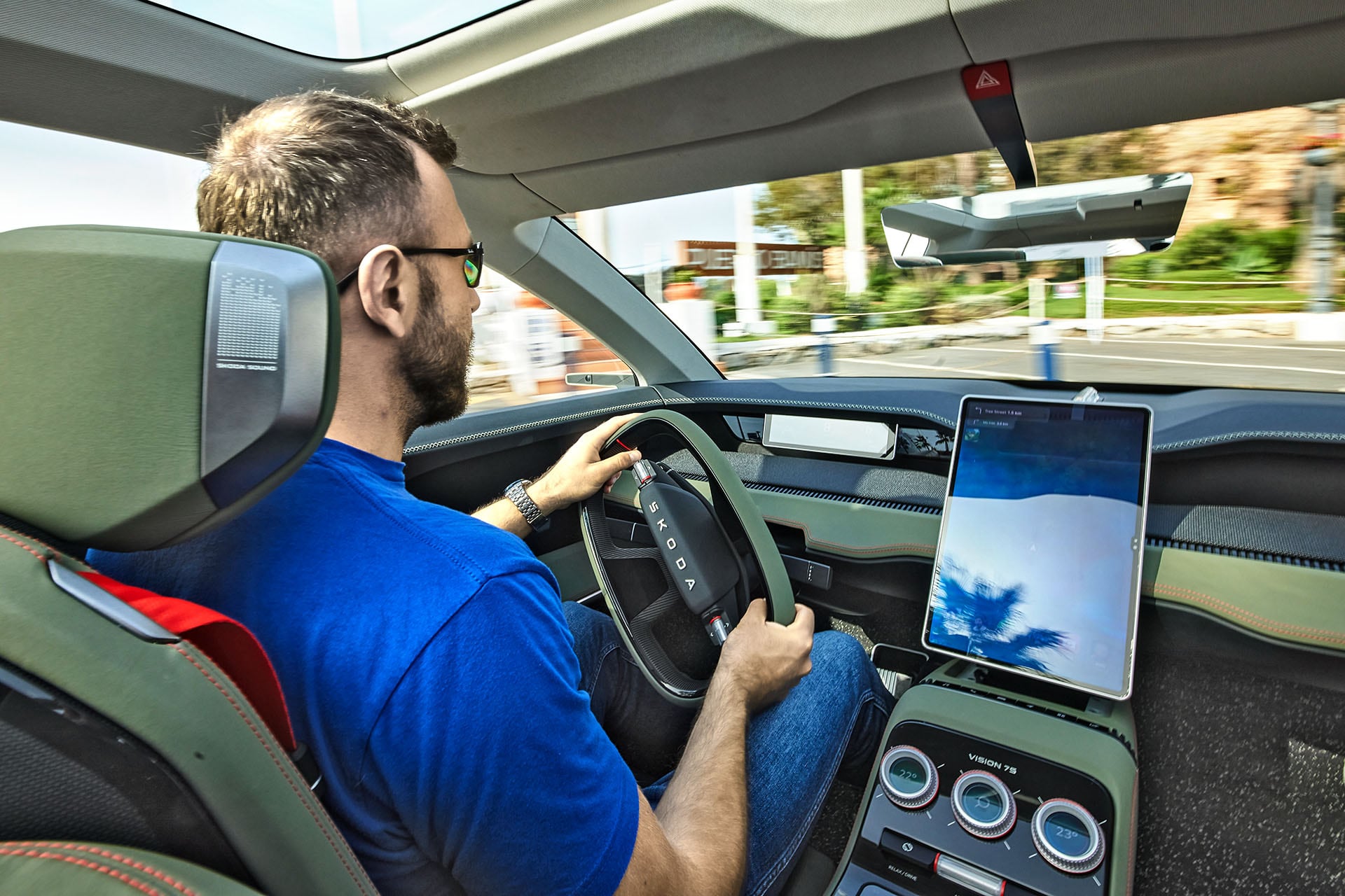 Skoda Vision 7S mężczyzna za kierownicą