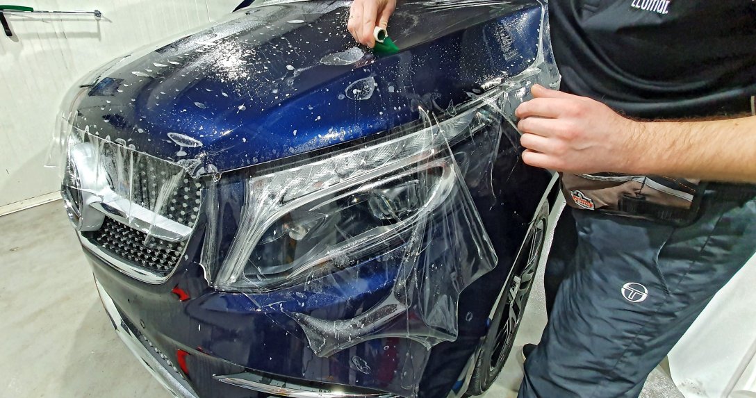 nakładanie folii na auto