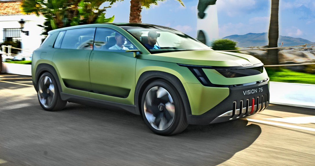 Skoda Vision 7S – przód i bok w ruchu