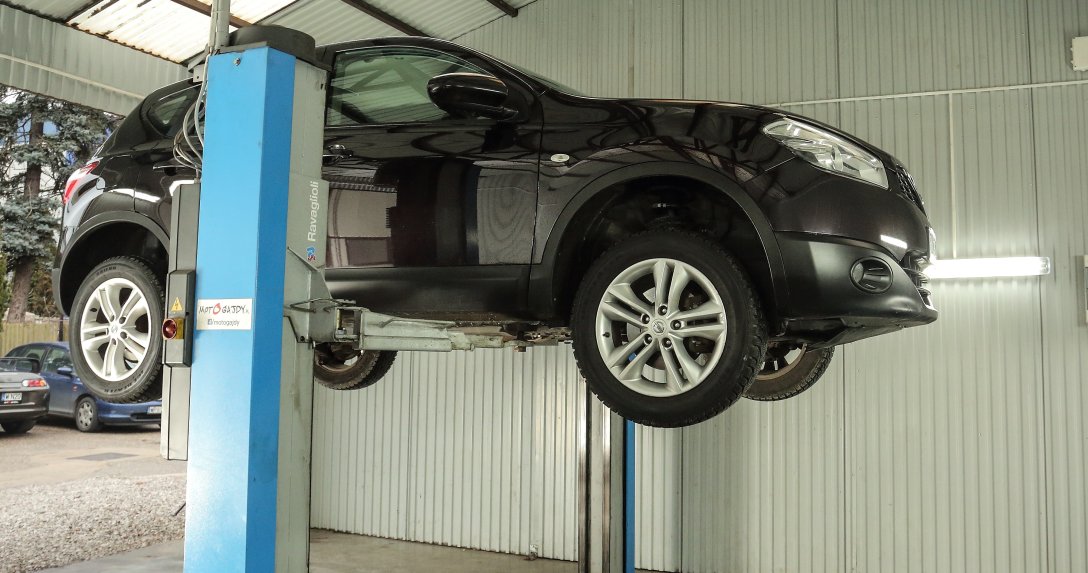 Nissan Qashqai na podnosniku