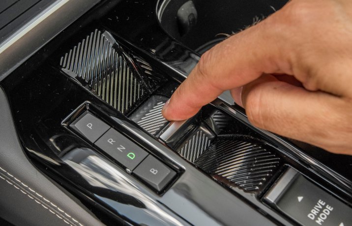 Citroen C5 X PHEV - dźwignia automatu