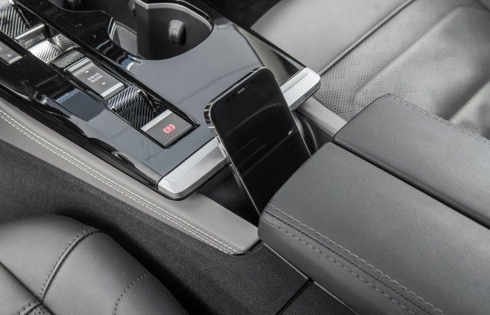Citroen C5 X PHEV - wnęka na telefon