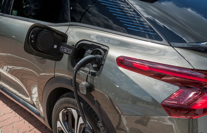 Citroen C5 X PHEV - gniazdo ładowania