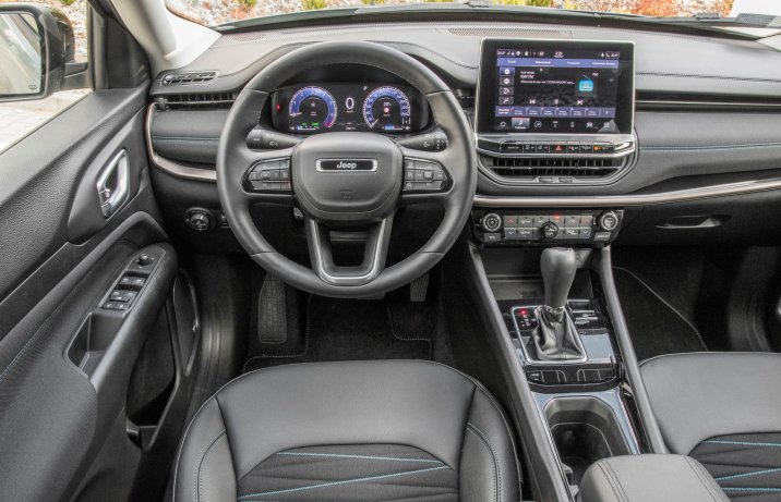 Jeep Compass MHEV - kokpit