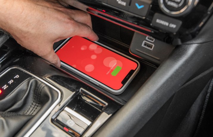 Jeep Compass MHEV - ładowarka indukcyjna