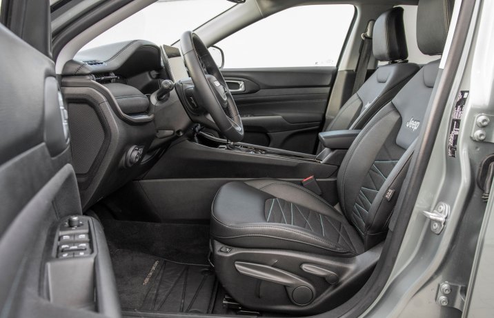 Jeep Compass MHEV - fotele
