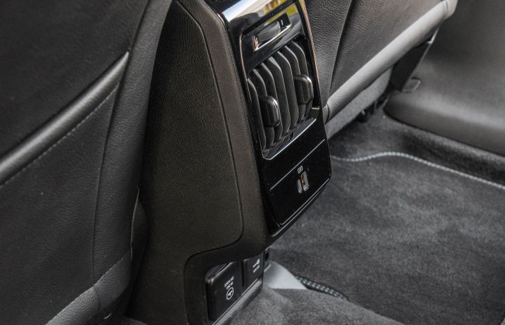 Jeep Compass MHEV - tył konsoli