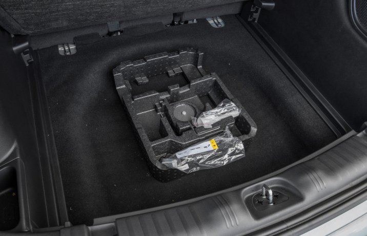 Jeep Compass MHEV - pod dnem bagażnika