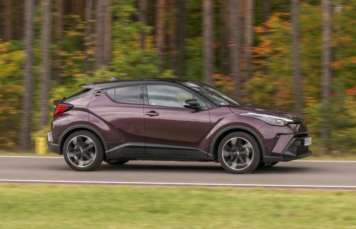 Toyota C-HR 2.0 Hybrid - bok
