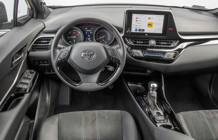 Toyota C-HR 2.0 Hybrid - kokpit