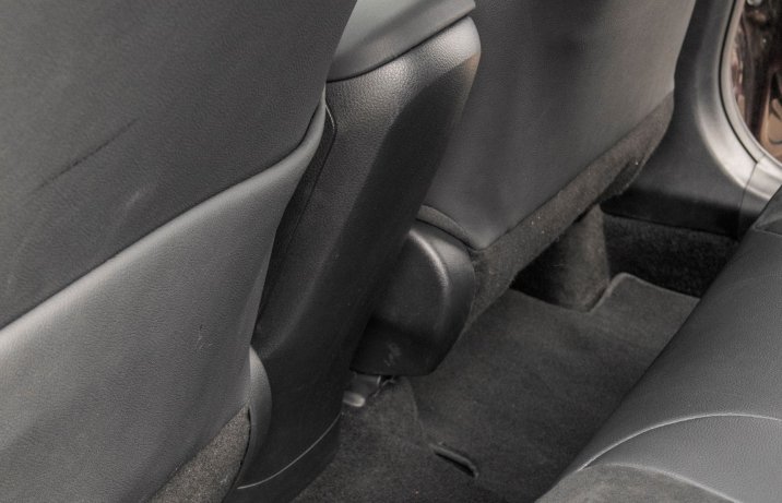 Toyota C-HR 2.0 Hybrid - tył konsoli